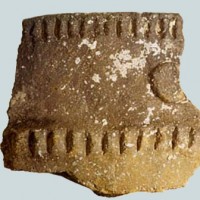 Frammento di vaso dell'età del Rame (V-IV millennio a.C.) con decorazioni a unghiate.